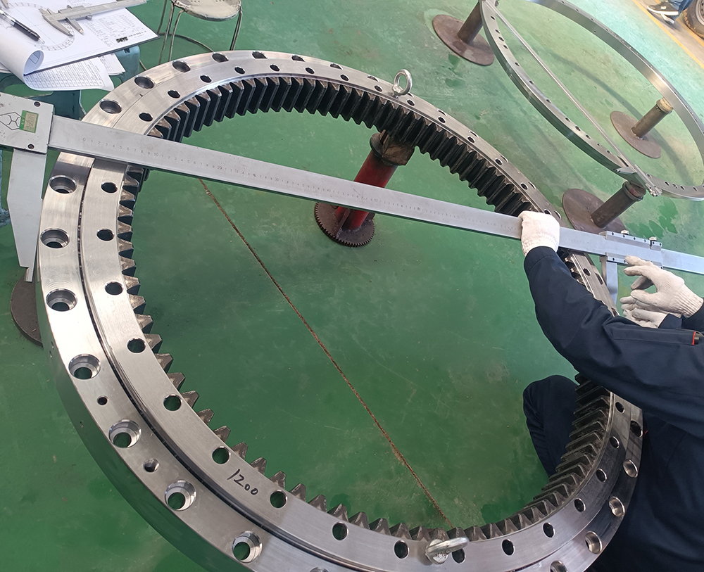 Slewing Bearing 1200mm diameter.jpg